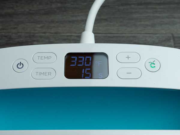 The EasyPress display showing the correct settings for ThermoFlex Plus- 330 F and 15 seconds.