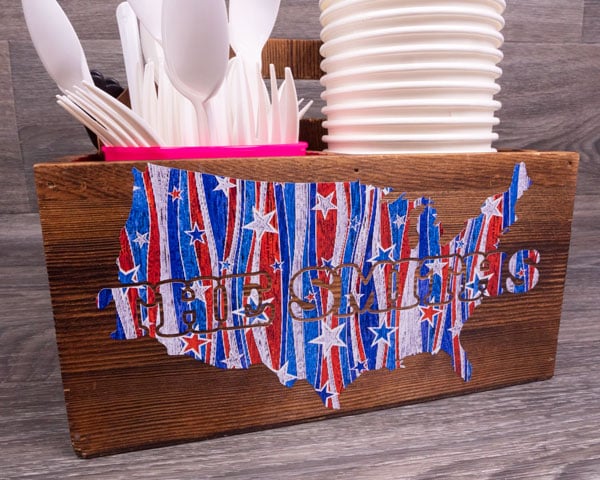 A condiment holder made of wood holding cups and cutlery with the USA and the words "The Smiths" in American Stars SpecialtyPSV™ Fashion Patterns